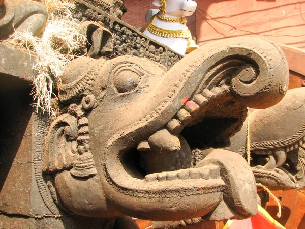 Carro de madera gigante en la calle de Gokarna — Foto de Stock