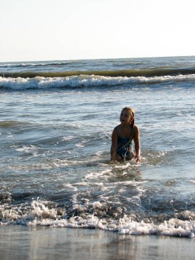 Dalgalar halinde oynarken küçük kız