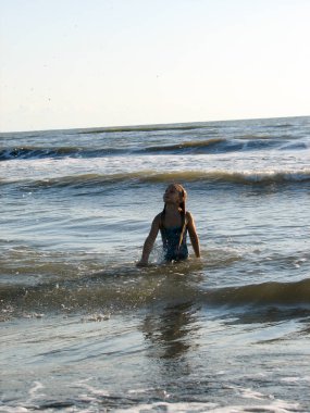 Dalgalar halinde oynarken küçük kız