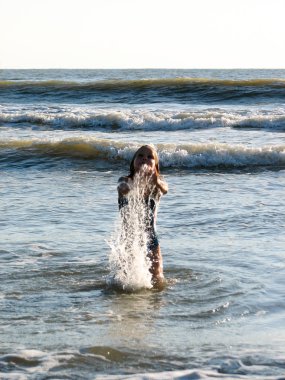 Dalgalar halinde oynarken küçük kız