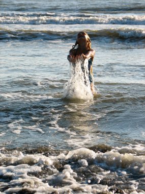 Dalgalar halinde oynarken küçük kız