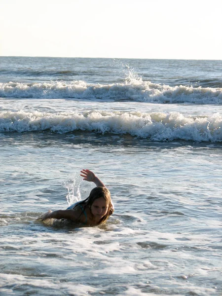 Menina brincando nas ondas — Fotografia de Stock