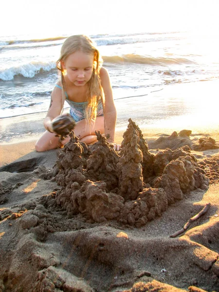 Kumdan kale ile küçük kız — Stok fotoğraf