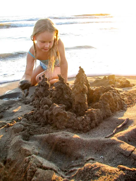 Kumdan kale ile küçük kız — Stok fotoğraf