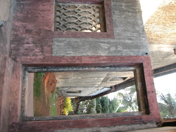 테라-코타 기와 지붕으로 된 문입니다. 고아, 인도에서 건축 세부 사항. — 스톡 사진