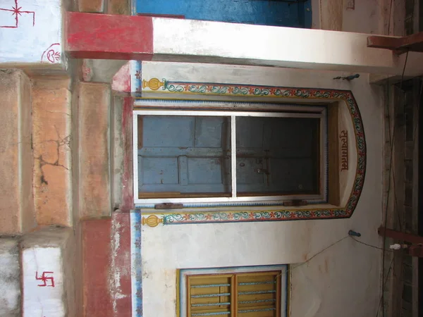 Старі вікна з terra cotta черепичної покрівлі. Архітектурні деталі з Гоа, Індія. — стокове фото