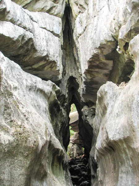 Formaciones rocosas en Yana Karnataka, India. Masiva roca — Foto de Stock