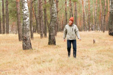 Yakışıklı genç adam.