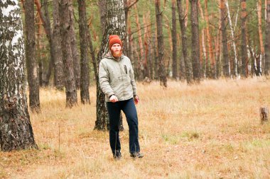 Yakışıklı genç adam.