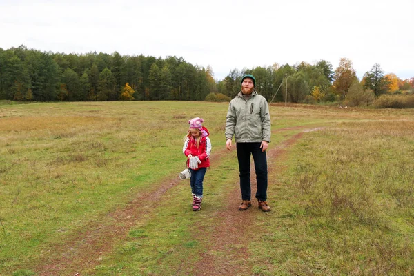 Jovem pai brincando com sua filha em um campo — Fotografia de Stock