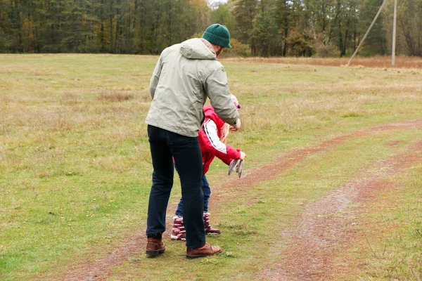 Joven padre jugando con su hija en un campo —  Fotos de Stock