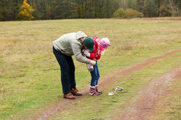 Jovem pai brincando com sua filha em um campo — Fotografia de Stock