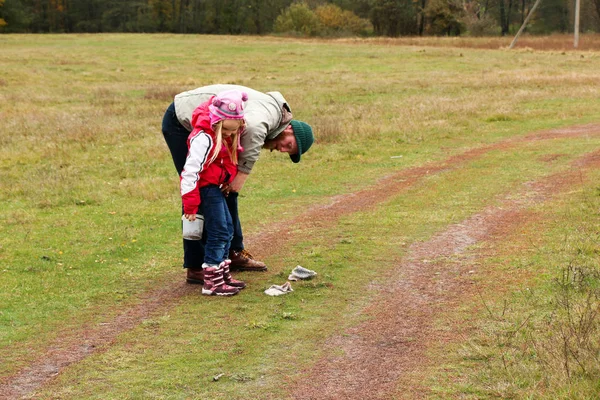 Joven padre jugando con su hija en un campo —  Fotos de Stock