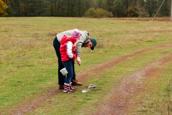 Joven padre jugando con su hija en un campo —  Fotos de Stock