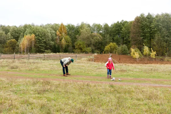 Jovem pai brincando com sua filha em um campo — Fotografia de Stock