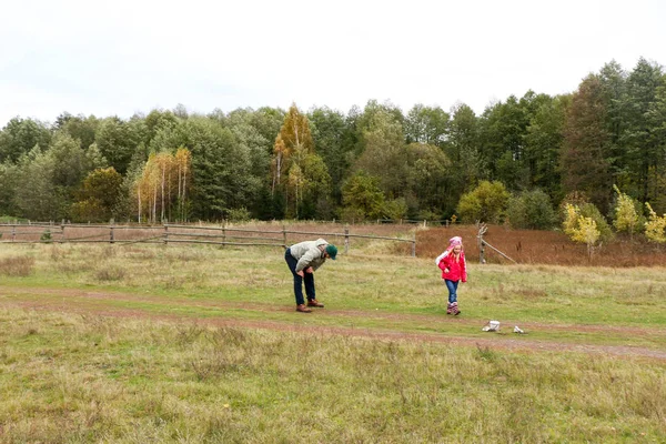 Joven padre jugando con su hija en un campo —  Fotos de Stock