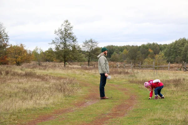 Jeune père jouant avec sa fille dans un champ — Photo