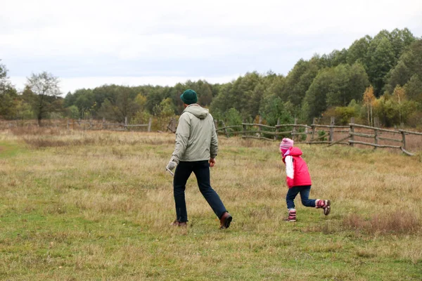 Jeune père jouant avec sa fille dans un champ — Photo