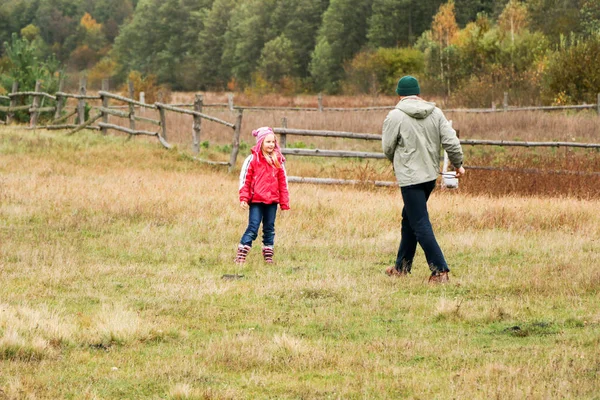 Jovem pai brincando com sua filha em um campo — Fotografia de Stock