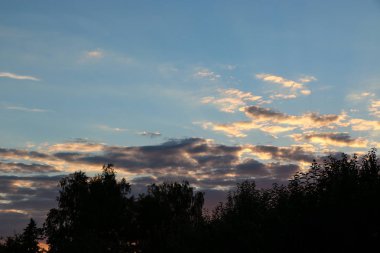 Mavi gökyüzüne karşı beyaz bulutlar