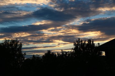 Mavi gökyüzüne karşı beyaz bulutlar