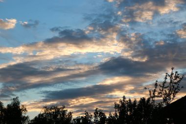 Mavi gökyüzüne karşı beyaz bulutlar