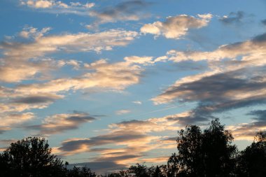 Mavi gökyüzüne karşı beyaz bulutlar
