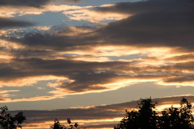 Mavi gökyüzüne karşı beyaz bulutlar