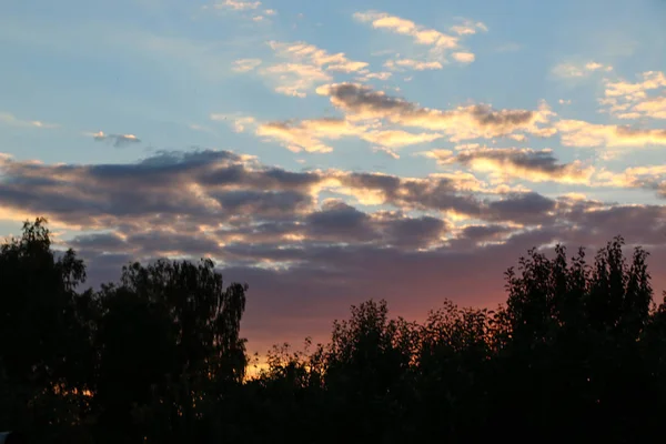 Vita moln mot den blå himlen — Stockfoto