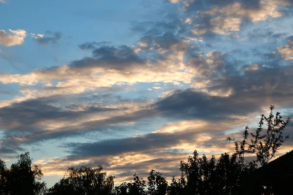 青い空に白い雲 — ストック写真