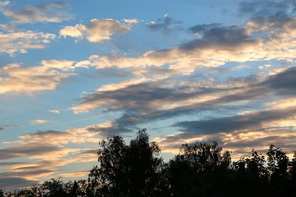 Vita moln mot den blå himlen — Stockfoto