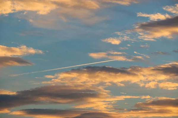 Witte wolken tegen de blauwe lucht — Stockfoto