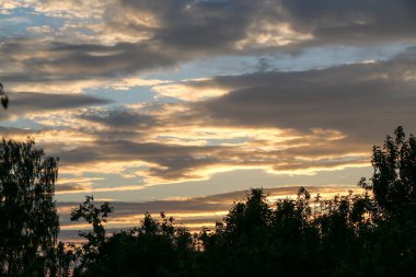 Mavi gökyüzüne karşı beyaz bulutlar