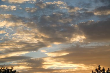 Mavi gökyüzüne karşı beyaz bulutlar