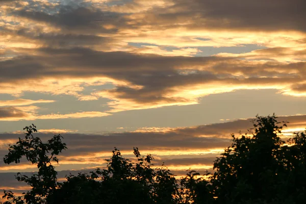 Weiße Wolken vor blauem Himmel — Stockfoto