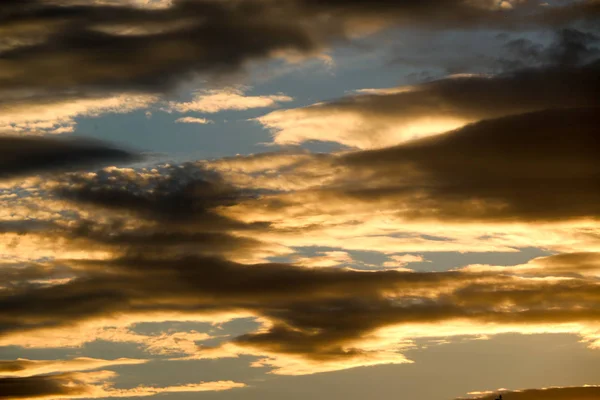 Witte wolken tegen de blauwe lucht — Stockfoto