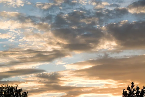 Witte wolken tegen de blauwe lucht — Stockfoto