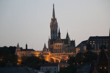 Danube dolgu ve Fishermans Bastion Budapeşte'gece görünümü