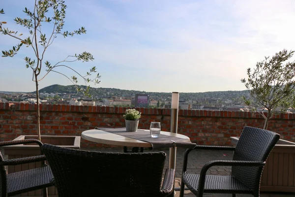 Tafels met stoelen op het terras van restaurant van de kust — Stockfoto