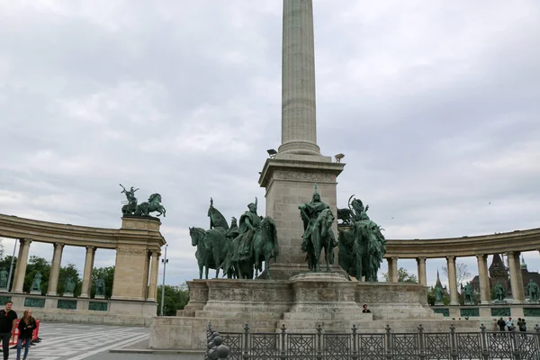 Monumento en la Plaza de los Héroes en Budapest, Hungría . — Foto de Stock