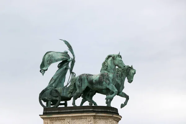 Monument in Heldenplein circa in Boedapest, Hongarije. — Stockfoto