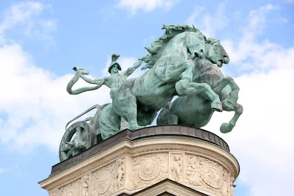 Pomnik na placu Bohaterów circa w Budapest, Węgry. — Zdjęcie stockowe