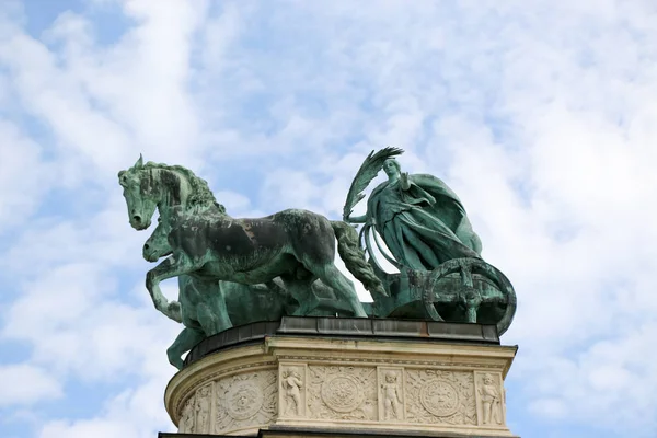 Monument in Heldenplein circa in Boedapest, Hongarije. — Stockfoto