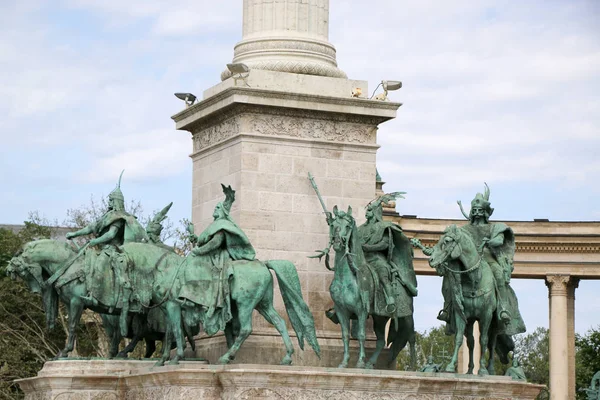 Pomník na náměstí hrdinů cca v Budapešti, Maďarsko. — Stock fotografie
