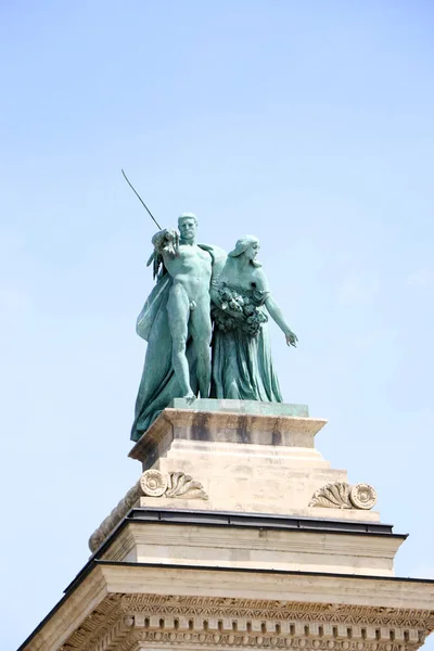 Pomník na náměstí hrdinů cca v Budapešti, Maďarsko. — Stock fotografie