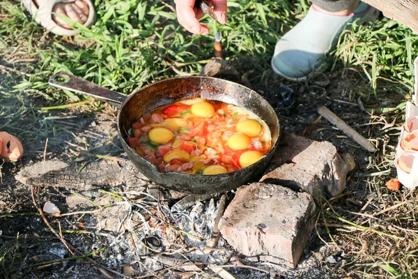 Jajecznica jajko smażone na węgle w patelni na otwartym ogniu, gotować nad otwartym ogniem — Zdjęcie stockowe