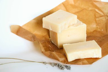 Beyaz arka planda doğal, el yapımı organik sabunlar.