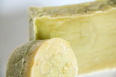 Beyaz arka planda doğal, el yapımı organik sabunlar.