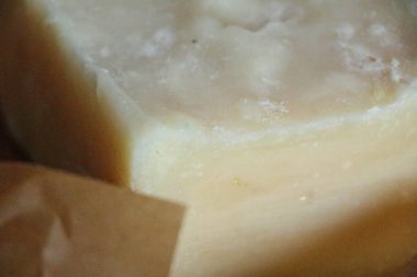 Beyaz arka planda doğal, el yapımı organik sabunlar.