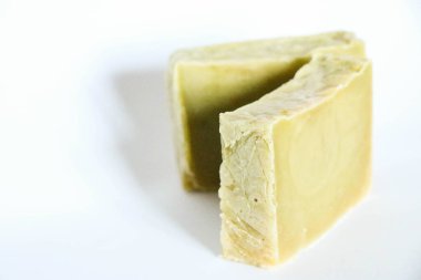 Beyaz arka planda doğal, el yapımı organik sabunlar.